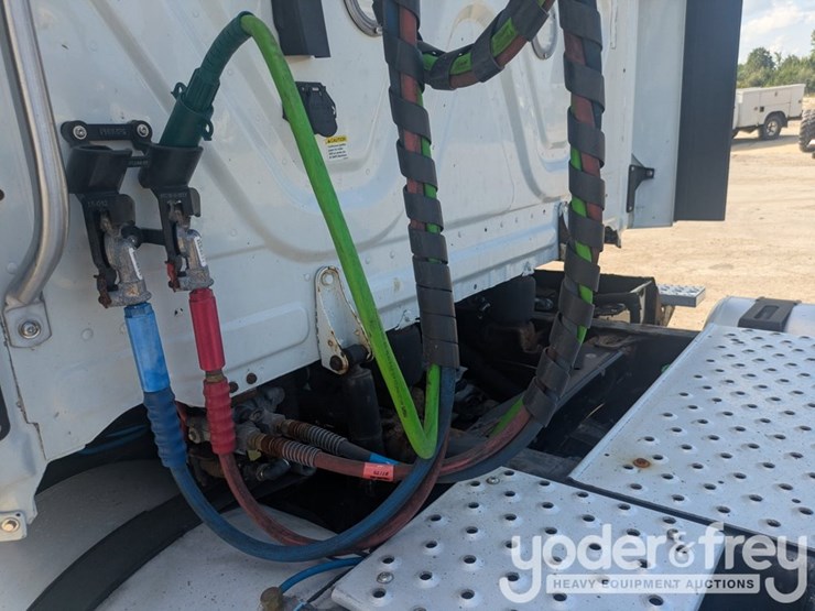 2018-freightliner-cascadia-113-image-24