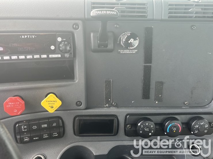 2017-freightliner-cascadia-113-image-18