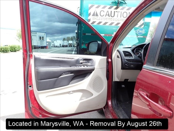 2014-chrysler-town-&-country-image-5