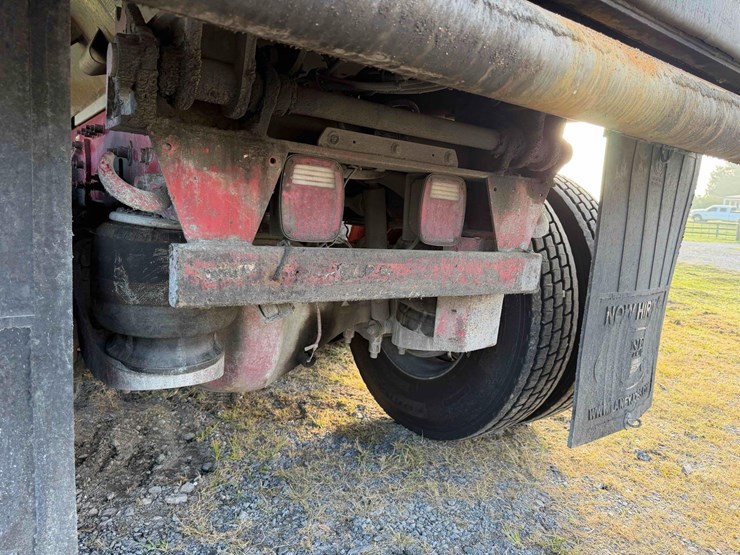 2016-peterbilt-567-image-17