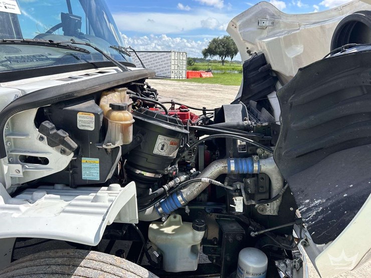 2016-freightliner-m2-106-image-9