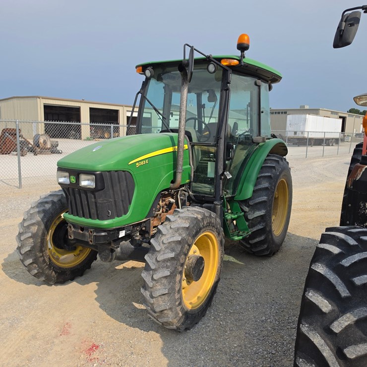 2010 JOHN DEERE 5083E