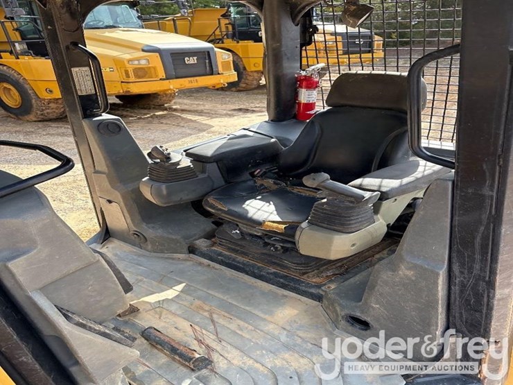2016-caterpillar-d3k2-lgp-image-4