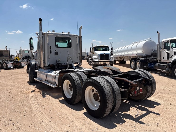 2013-freightliner-coronado-122-sd-image-4