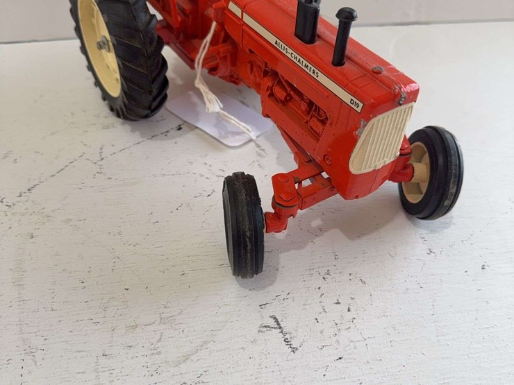 national-farm-toy-show-allis-chalmers-d19-tractor,-die-cast-metal,-1/16-scale-image-2