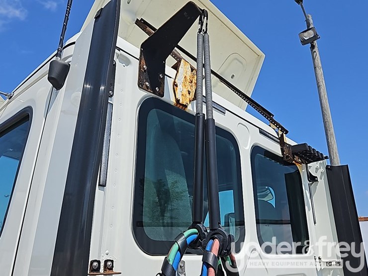 2017-freightliner-cascadia-113-image-9