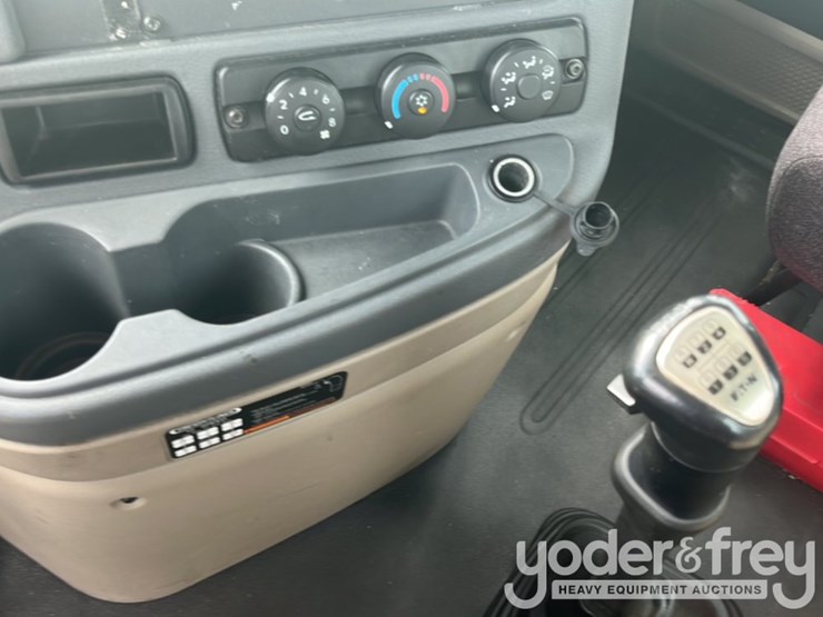 2017-freightliner-cascadia-113-image-17