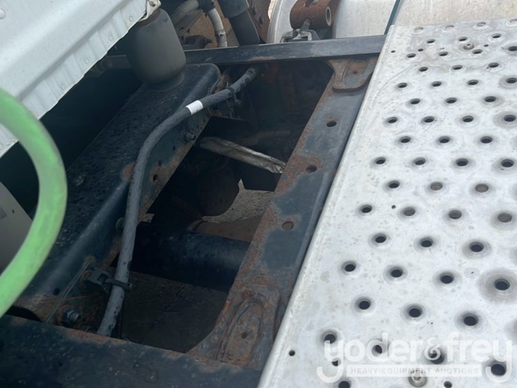 2017-freightliner-cascadia-113-image-30