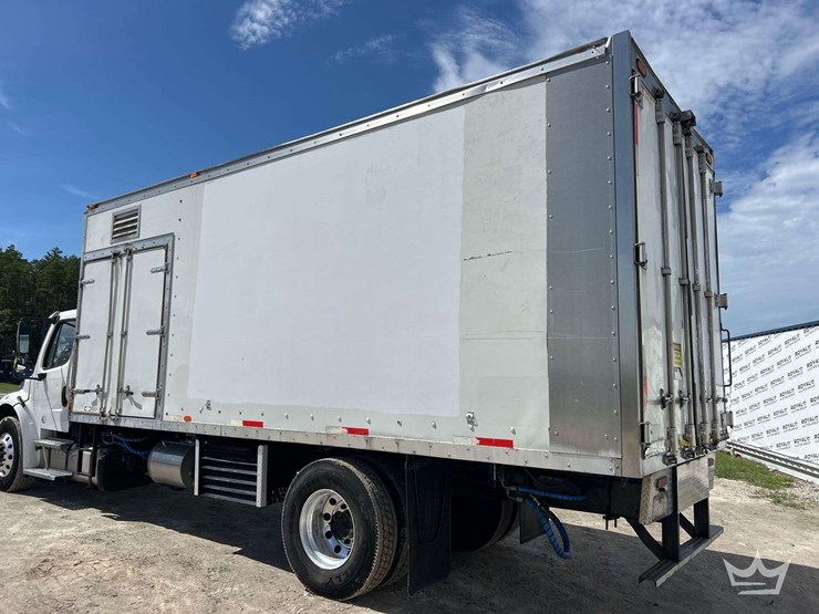 2016-freightliner-m2-106-image-4