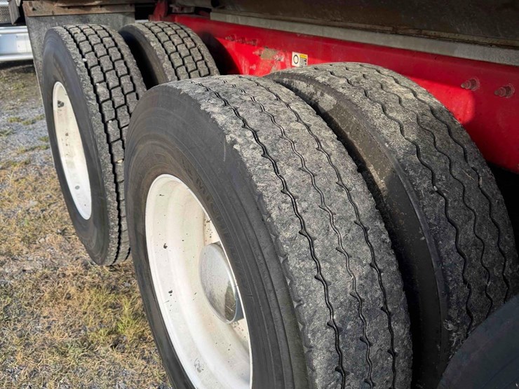 2016-peterbilt-567-image-11