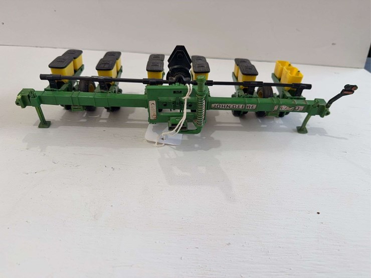 john-deere-1700-series-planter,-1/16-scale-image-2