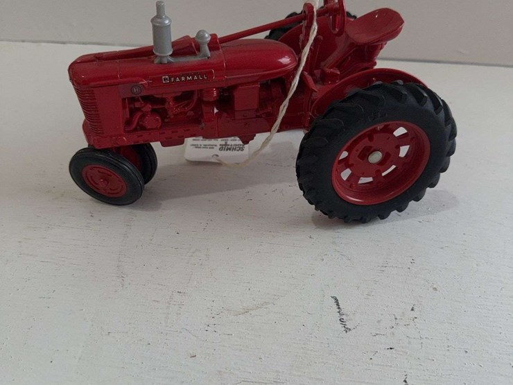 ertl-mccormick-farmall-h,-die-cast-metal,-1/16-scale-image-1