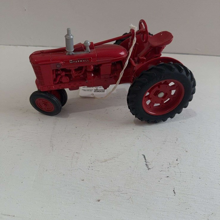ERTL McCormick Farmall H, die-cast metal, 1/16 scale