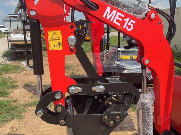 me15-mini-excavator-image-3