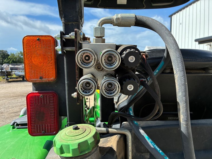 john-deere-4052m-image-7