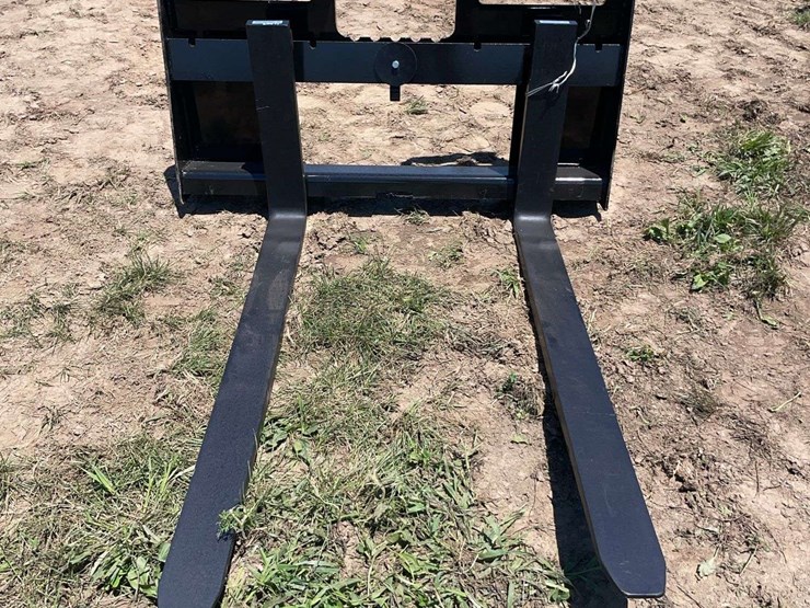 agrotk-skid-steer-pallet-forks.-image-1