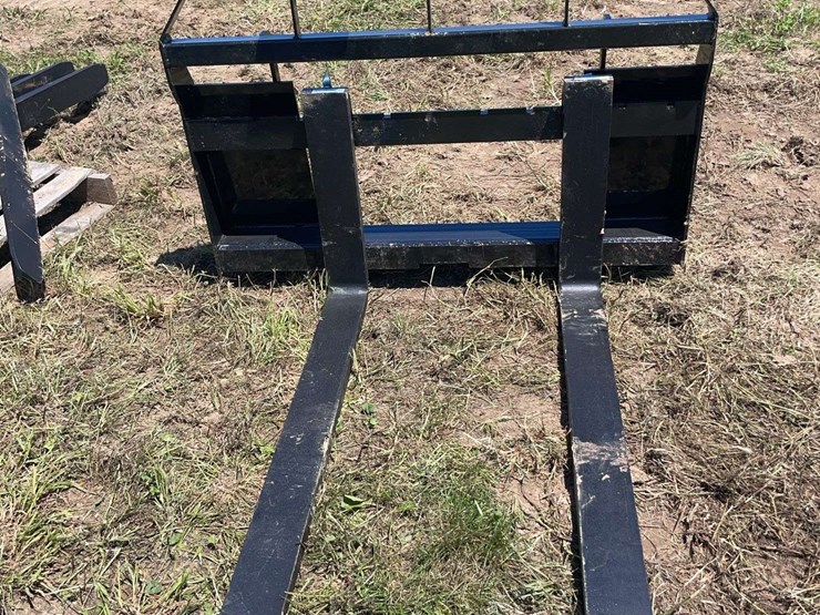 agt-skid-steer-pallet-forks.-image-1