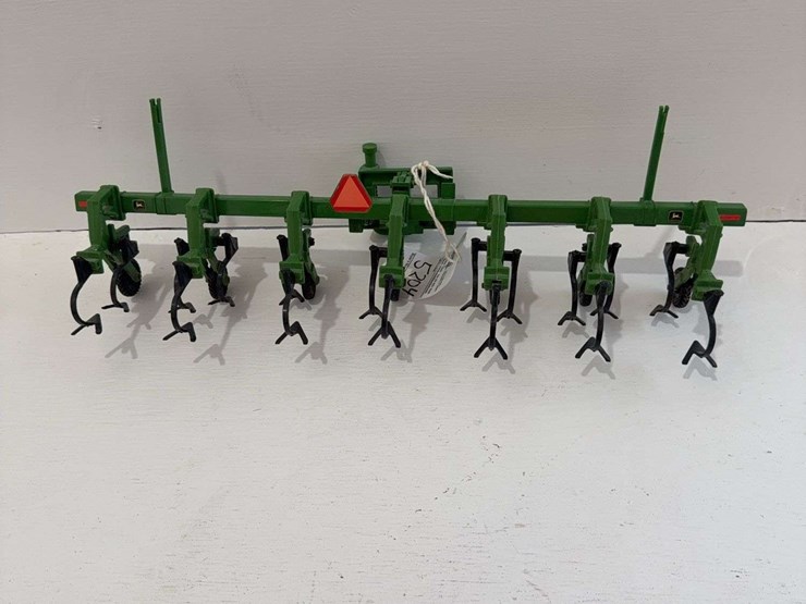 john-deere-856-row-crop-cultivator,-1/16-scale-image-2