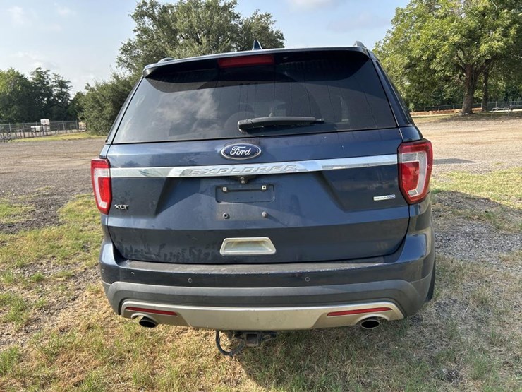2016-ford-explorer-xlt-image-5
