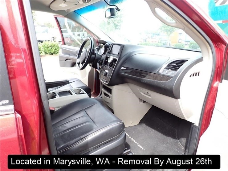 2014-chrysler-town-&-country-image-3