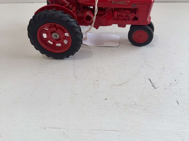 ertl-mccormick-farmall-h,-die-cast-metal,-1/16-scale-image-1