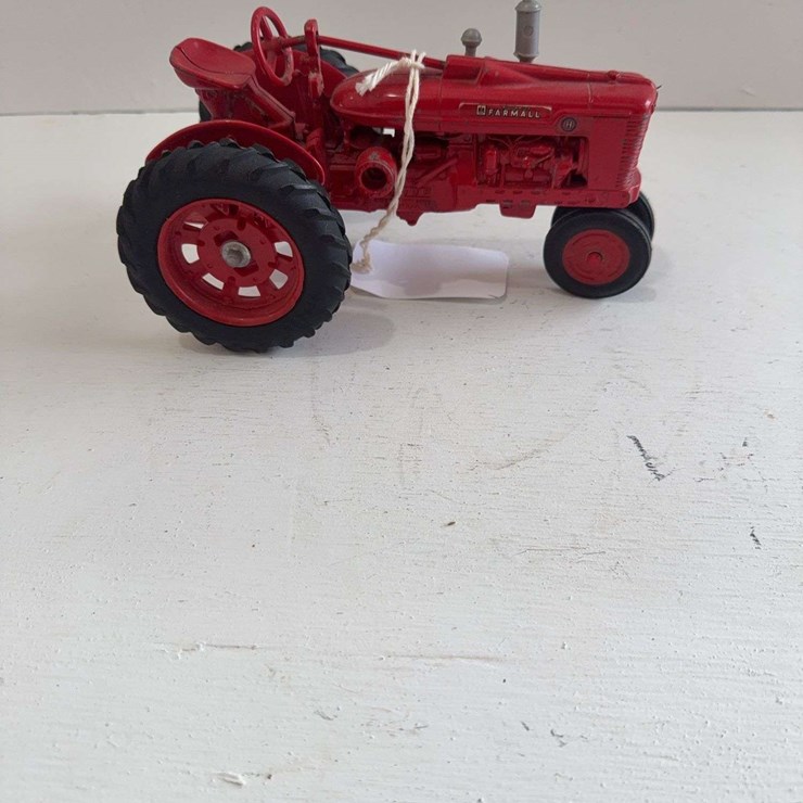 ERTL McCormick Farmall H, die-cast metal, 1/16 scale