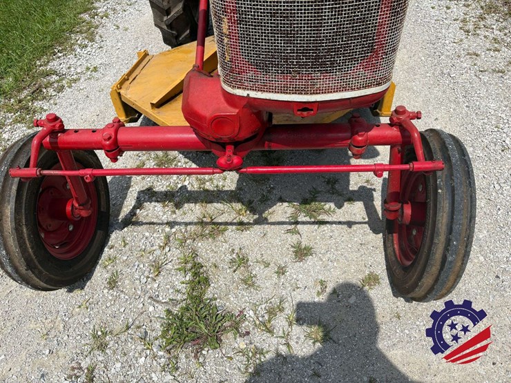 mccormick-farmall-cub-farm-tractor-image-17