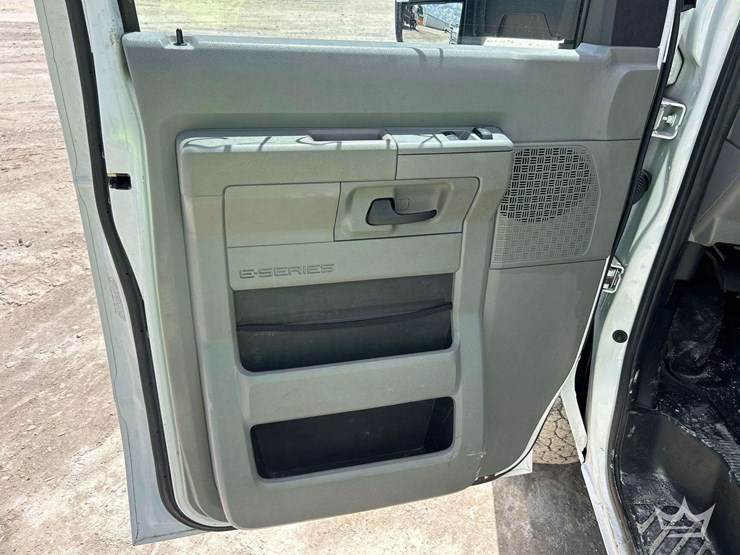 2019-ford-e350-image-16