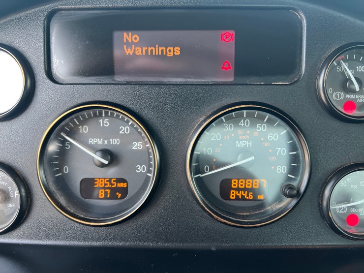 2018-peterbilt-348-image-23