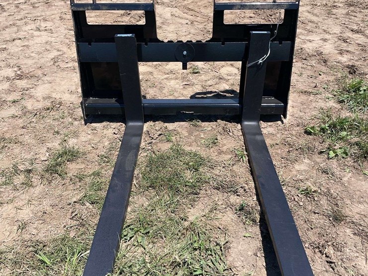 agrotk-skid-steer-pallet-forks.-image-1