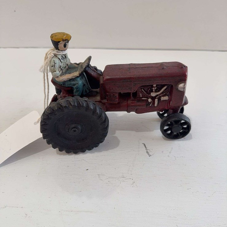 Cast iron toy tractor 1/16 scale