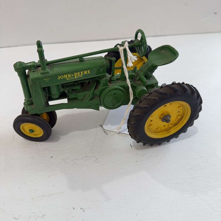 ERTL John Deere Model G tractor, die-cast metal, 1/16 scale