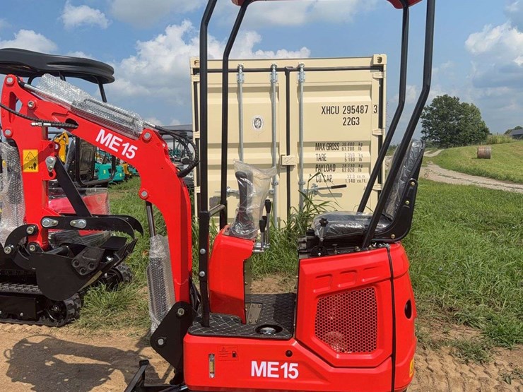 me15-mini-excavator-image-10