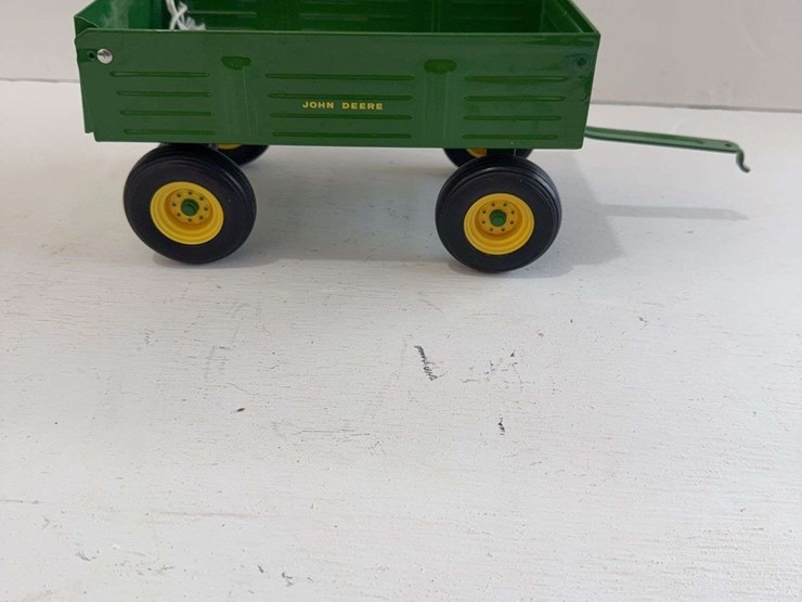 ertl-john-deere-barge-wagon,-die-cast-metal,-1/16-scale-image-1