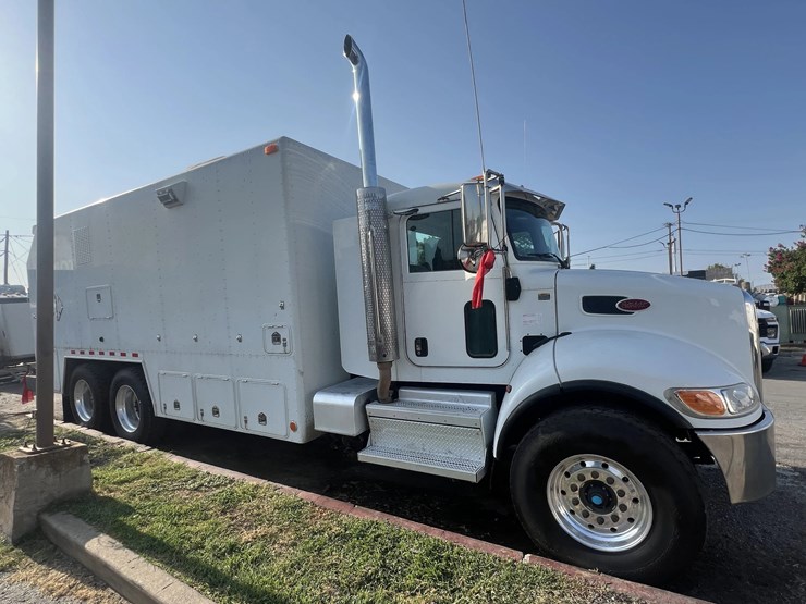 2018-peterbilt-348-image-1