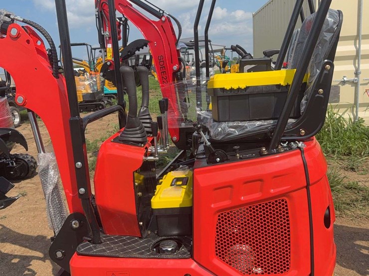 me15-mini-excavator-image-10