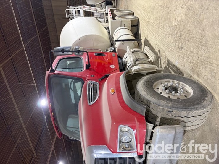 2018-freightliner-114sd-image-1