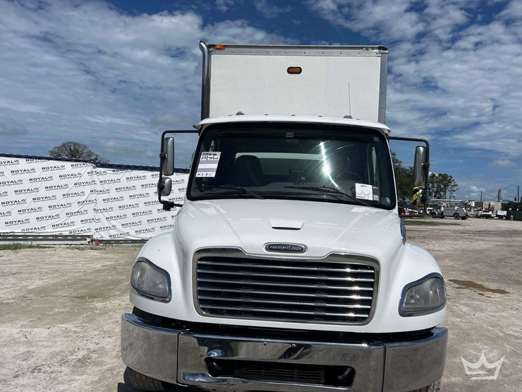 2016-freightliner-m2-106-image-29