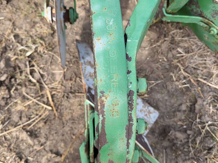 john-deere-pull-type-two-bottom-plow-image-18