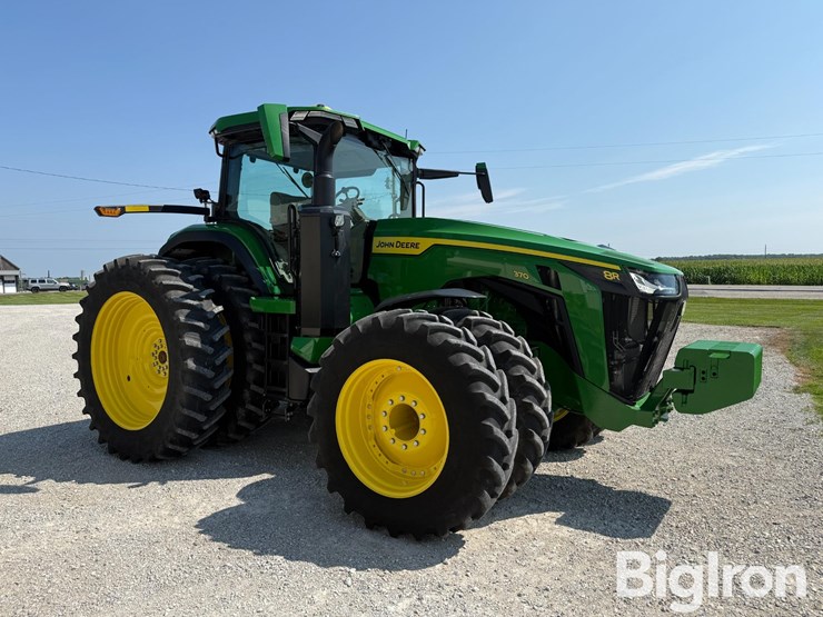 2025-john-deere-8r-370-image-3