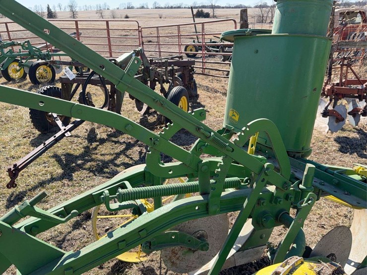 john-deere-pull-type-two-bottom-plow-image-12