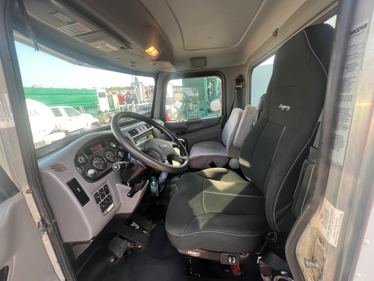 2018-peterbilt-348-image-11