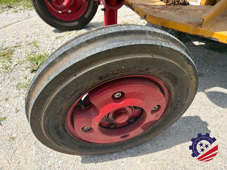 mccormick-farmall-cub-farm-tractor-image-9