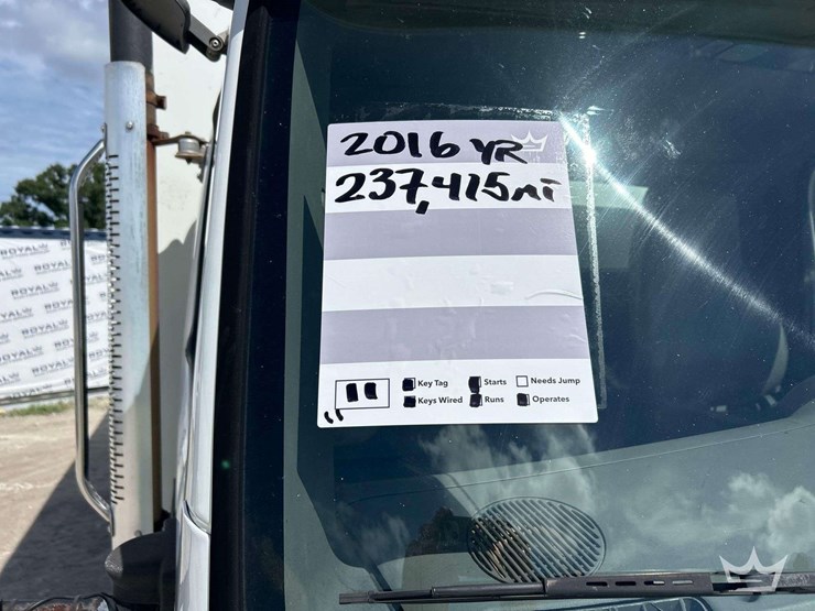 2016-freightliner-m2-106-image-30