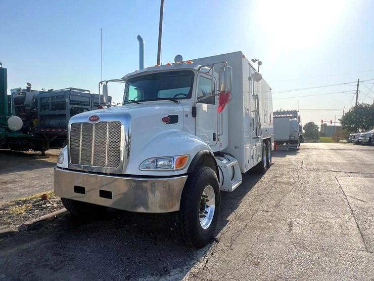 2018-peterbilt-348-image-5