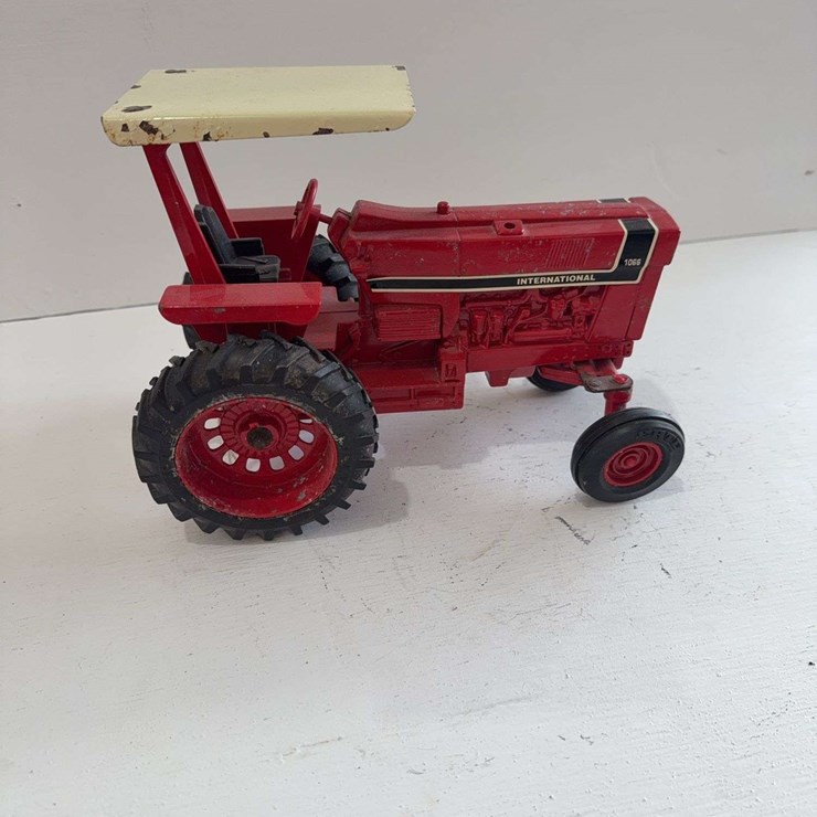 International 1066 March 1991 toy tractor, missing muffler, die-cast metal, 1/16 scale