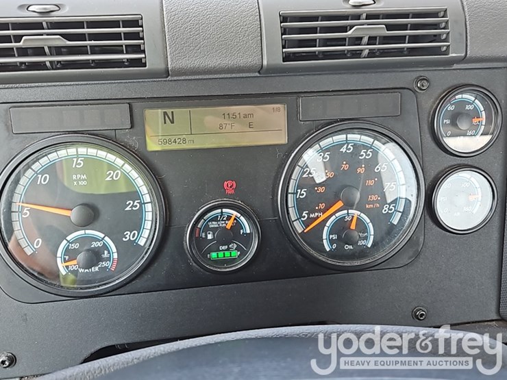 2017-freightliner-cascadia-113-image-41