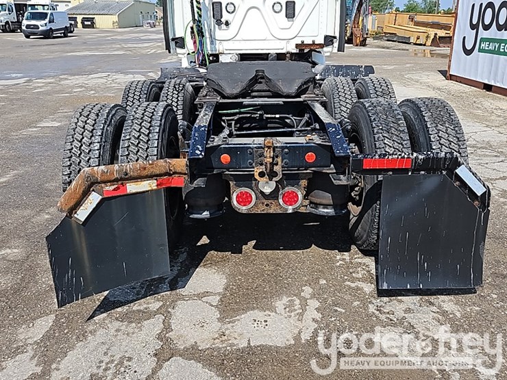 2017-freightliner-cascadia-113-image-15
