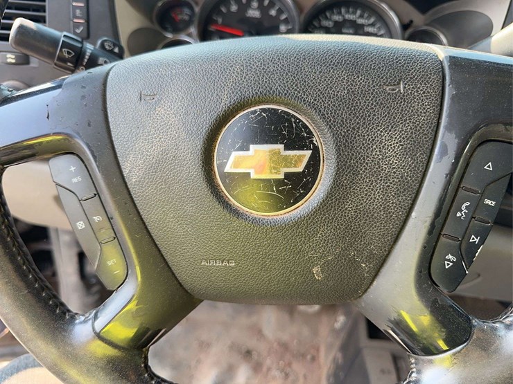 2013-chevrolet-silverado-2500hd-image-32
