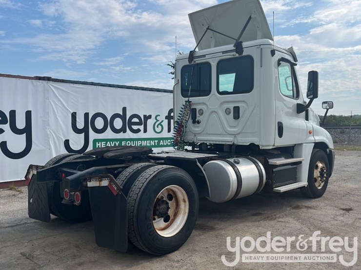 2017-freightliner-cascadia-113-image-5